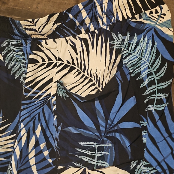 Tropical Pattern Shorts - Picture 7 of 9